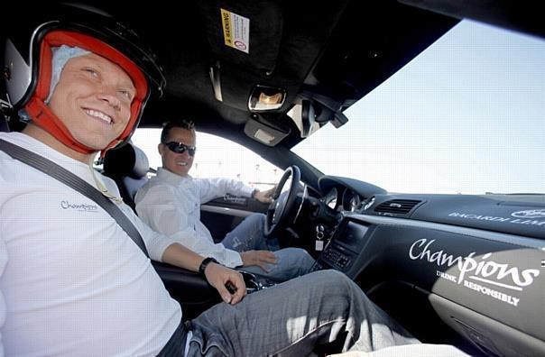 Alexander Neitzke bei der Fahrt seines Lebens. Auf dem legendären Rennkurs im südspanischen Ascari konnte er im Rahmen der internationalen Präventionskampagne Champions Drink Responsibly bei Michael Schumacher in den Rennboliden steigen. Foto: Bacardi